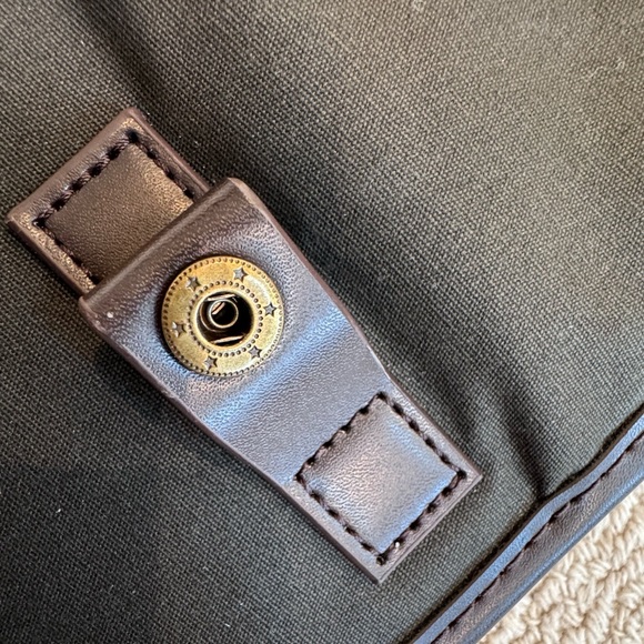 Barbour Dark Olive and Brown Leather Travel Toiletry Bag brand new - Picture 2 of 14